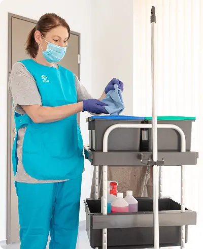 Takarító hölgy munka közben