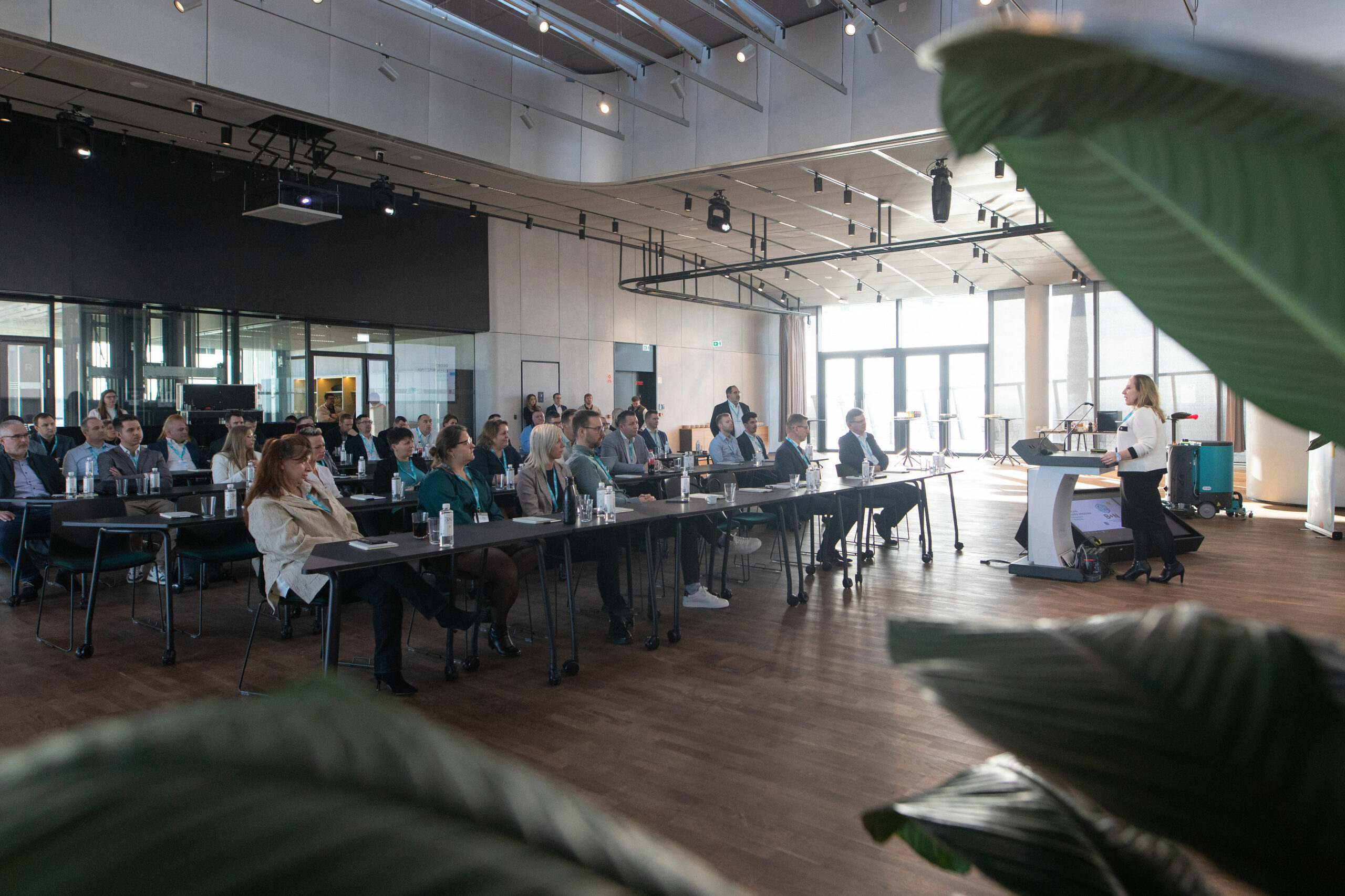 A MOL Campus adott otthont a B+N Referencia Zrt. tudásmegosztó előadássorozatának második, „Szabványos Projektindítás és Vezetés” című szimpóziumának. Az eseményen az FM szakma vezető szereplői osztották meg tapasztalataikat.