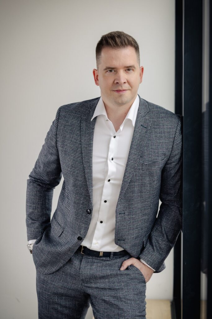 A economx.hu cikkében Hajdu Csaba, a B+N Referencia Zrt. vagyonvédelmi üzletágvezetője osztotta meg tapasztalatait arról, hogyan védhetjük meg otthonunkat és munkahelyünket a mindennapokban.