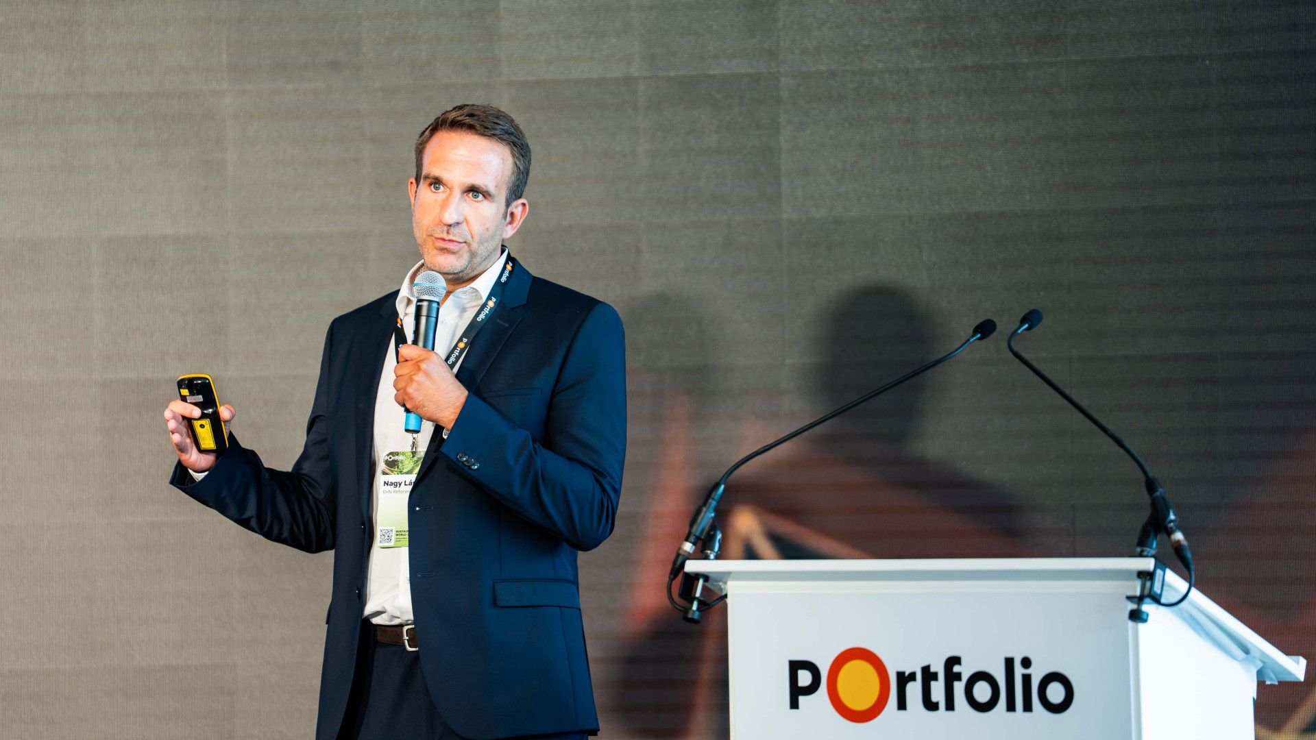 Nagy László, a B+N Magyarország Kft. HR igazgatója egy innovatív kezdeményezést mutatott be. A létesítményüzemeltetéssel foglalkozó vállalatnál, ahol a munkavállalók 90-93%-a alacsony iskolázottságú kékgalléros