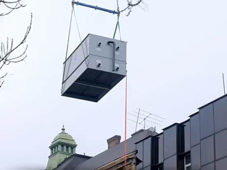 Kiemelt műszaki projekt valósult meg az Észak-Pesti Centrumkórház – Honvédkórház Podmaniczky utcai telephelyén. A B+N Magyarország Kft. teljes kivitelezésében és koordinációjában egy új, több mint 4,7 tonna tömegű Baltimore hűtőtorony került a „G” épület tetőszintjén kialakított gépészeti területre.