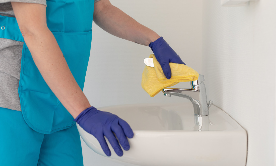 A B+N által üzemeltetett és takarított kórházakban a legmodernebb eljárásokkal, szigorú normák és egységesített ellenőrzési metódusok mellett végzik az egészségügyi intézmények takarítását.