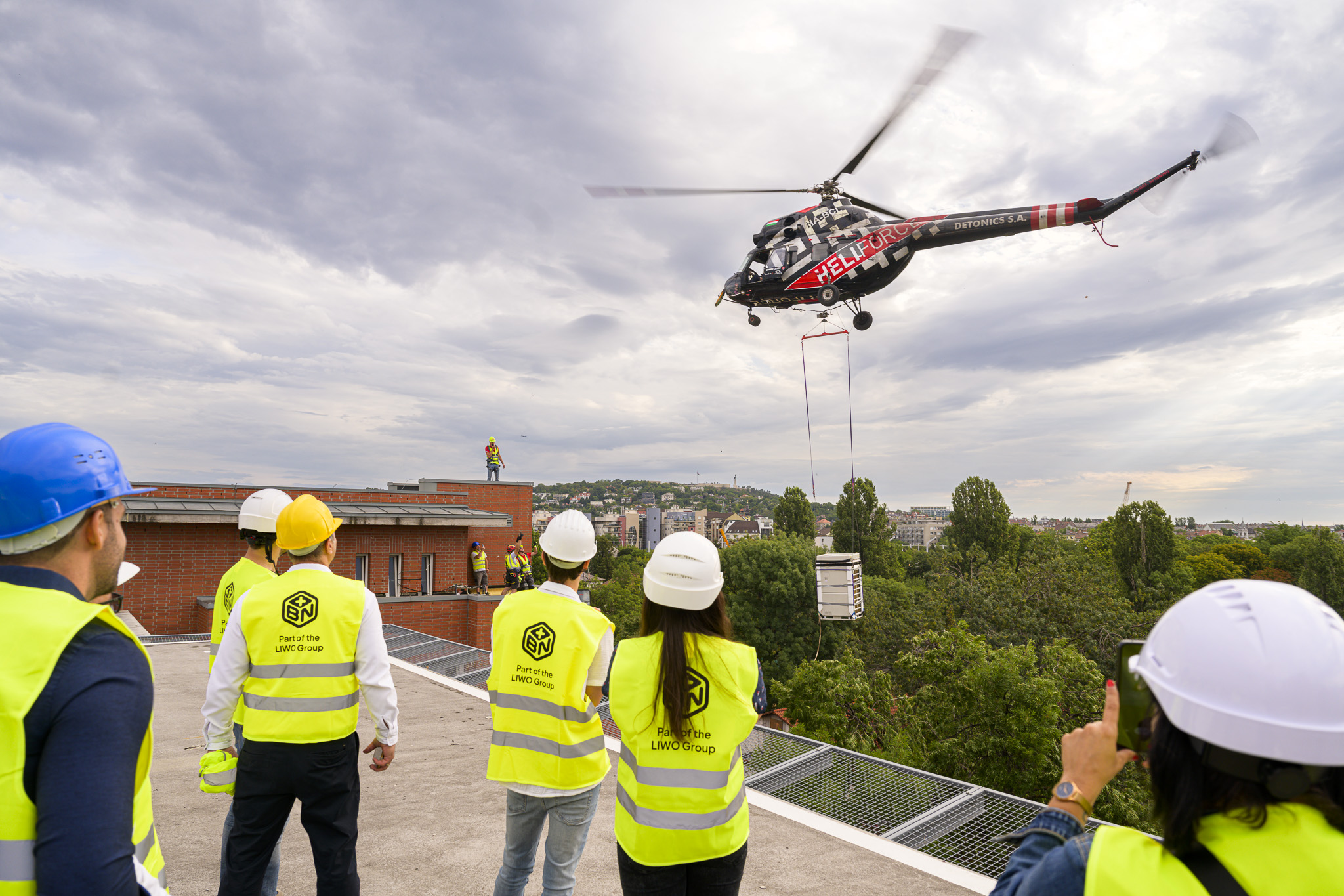 Kórházüzemeltetés: Helikopterrel emelték a helyére az új klímarendszert a Szent Imre Egyetemi Oktatókórházban
